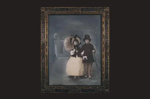 exposición Iluminadas . Fotografía coloreada en los siglos XIX y XX en la Colección Torcida